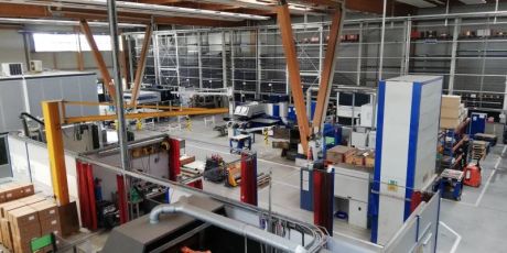 Drohnenflug durch unsere Werkstatt mit unserem Produktionsleiter